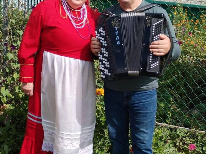 Супруги являются участниками местного творческого ансамбля. | Источник: Владимир и Марина Иневаткины