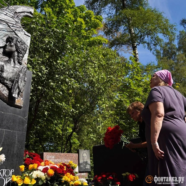 35 лет без Виктора Цоя. На Богословском кладбище вспоминают легендарного рок-музыканта | Источник: Павел Даиси / «Фонтанка.ру»