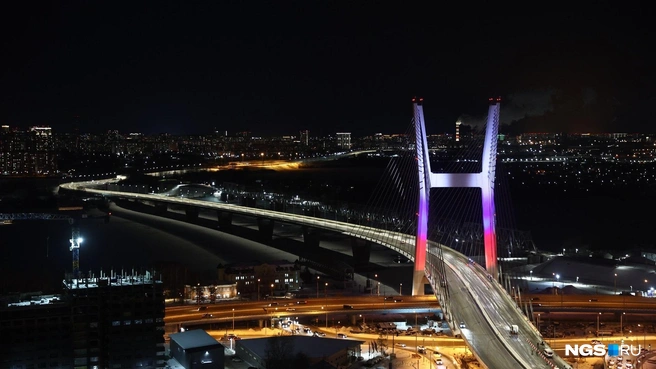 Сегодня в 23:50 запустят движение по мосту | Источник: Александр Ощепков / NGS.RU