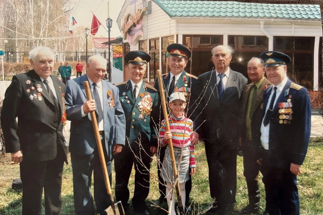 Лев Жебелев&nbsp;на фотографии первый справа | Источник: предоставлено Александром Парыгиным