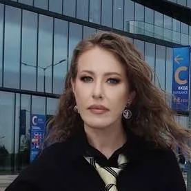Собчак косит под студентку, а Канделаки не стесняется бриллиантов: как модничают знаменитости на ПМЭФ