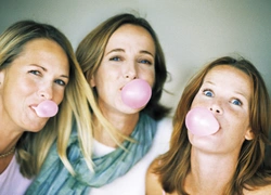 Кто придумал жевательную резинку: история bubble gum с древних времен до наших дней