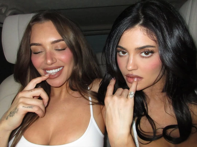 Стасси улыбается на фото | Источник: Instagram / @kyliejenner