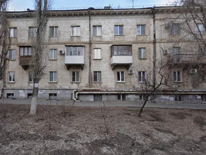 Жилье находится на цокольном уровне трехэтажного здания в Ворошиловском районе Волгограда | Источник: Google.com/maps