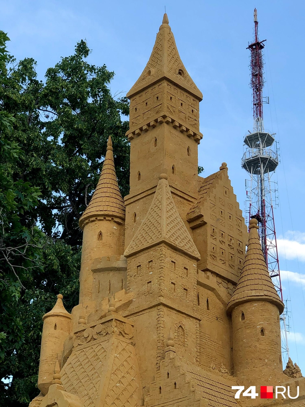 Мой фаворит на фестивале песочных скульптур в Парке Пушкина. Вот бы все наши песочные замки получались такими | Источник: Артем Краснов