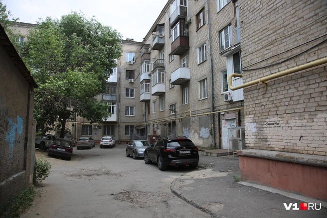 Жители считают, что не так должны выглядеть двор рядом с одной из главной достопримечательностей Волгограда | Источник: Константин Завриков / V1.RU