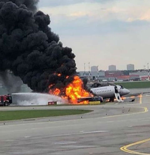 В Шереметьево загорелся самолет