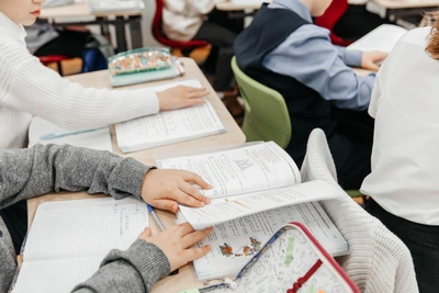 Два школьника устроили погром в раздевалке во время уроков