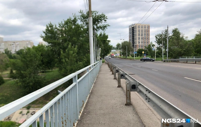 Мост через Качу такой: ты хочешь оказаться в реке или на дороге? На скорости тут лучше не ехать, хотя уже можно 25 км/ч | Источник: Дмитрий Мамаев / NGS24.RU