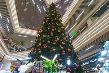 В самом ТЦ стоит огромная елка | Источник: Тимофей Калмаков / 59.RU