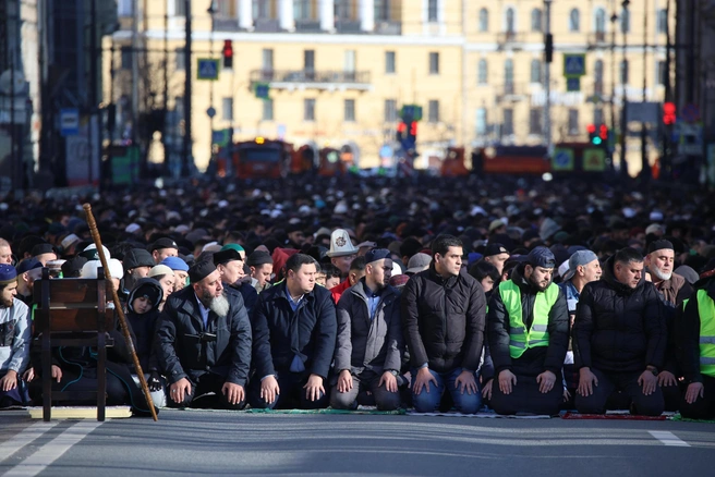 В Москве мусульмане празднуют Ураза-байрам | Источник: Валентин Егоршин / FONTANKA.RU