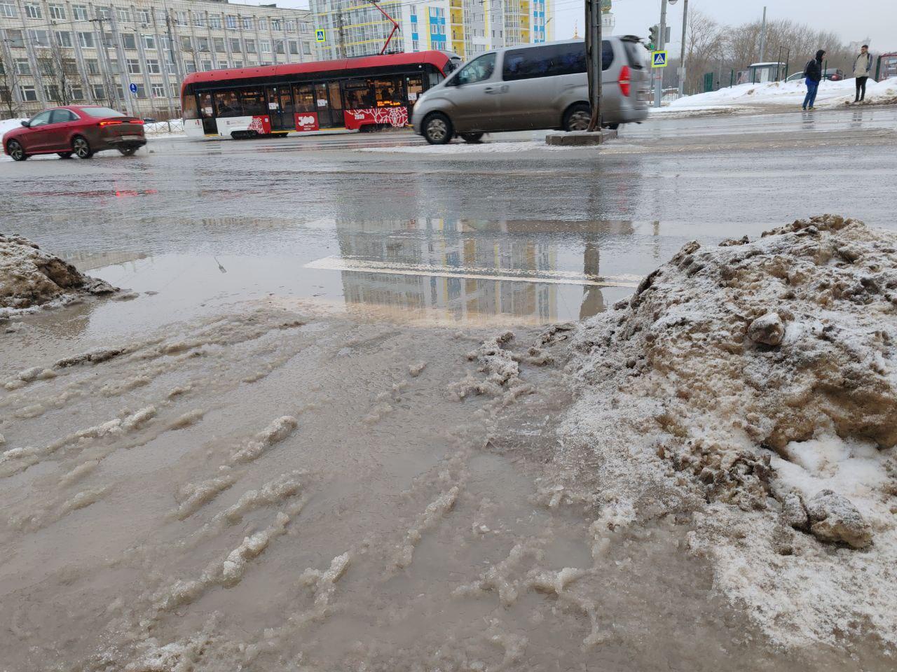 Лужи щекочут щиколотки: в Перми затопило тротуары и дороги — фото и видео