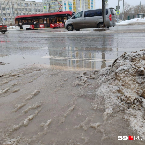 Перед переходом впору раздавать резиновые сапоги | Источник: Марина Кузнецова / 59.RU