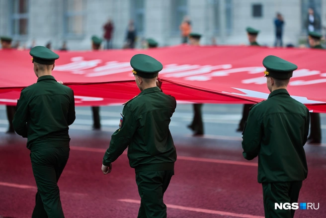 Военные пронесли копию Знамени Победы | Источник: Александр Ощепков / NGS.RU