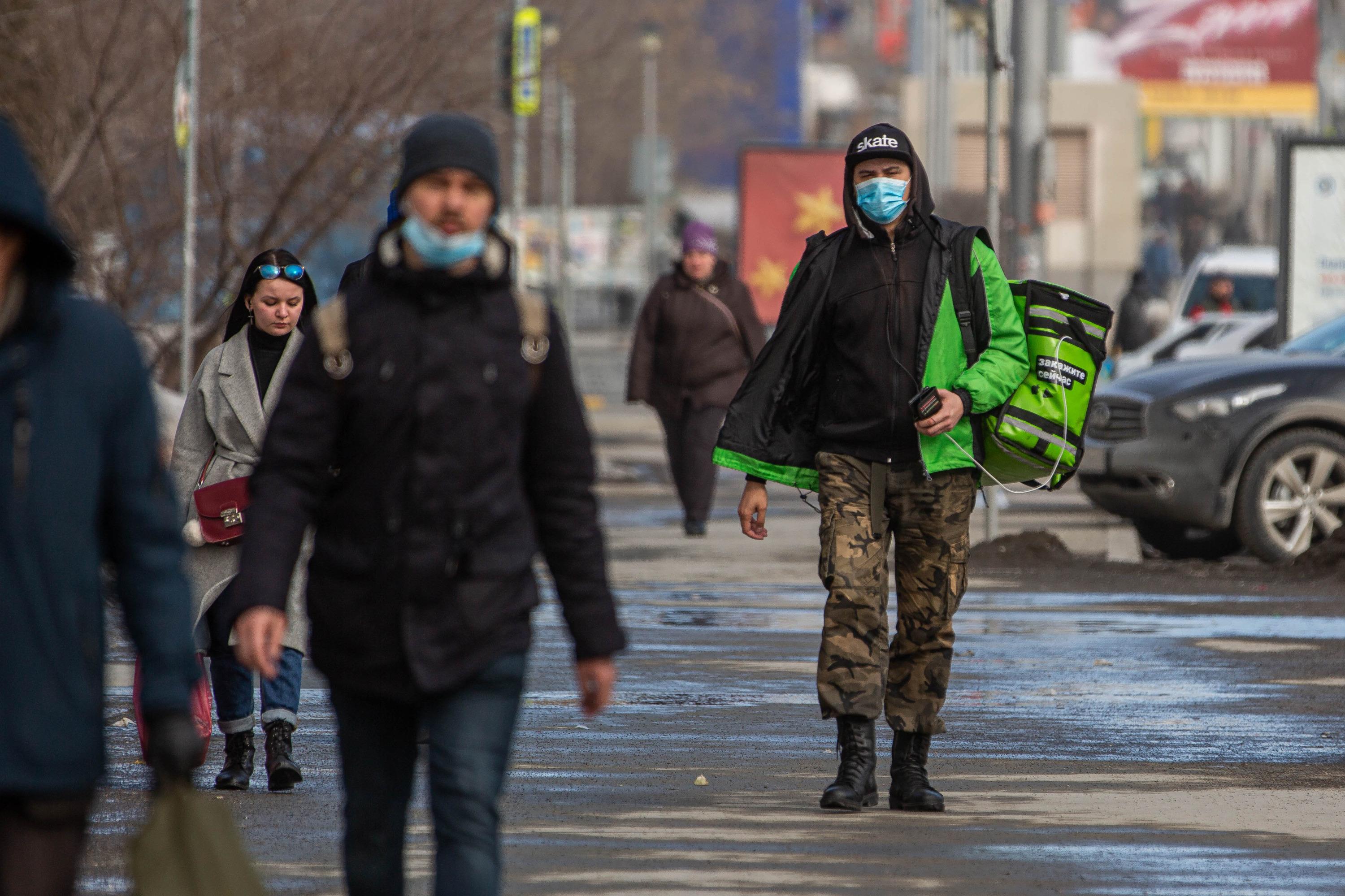 Курьер апокалипсис. Новосибирск как выглядят люди. Человек из Новосиба шёл по улице весной.