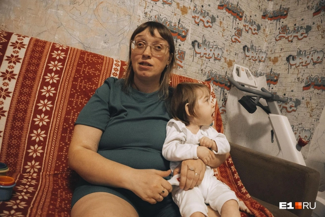 Юлию не страшит разваливающийся дом и тяжелые диагнозы у детей. Больше всего на свете она боится, что не увидит, как растут ее сыновья и дочери | Источник: Кирилл Кушнов / E1.RU