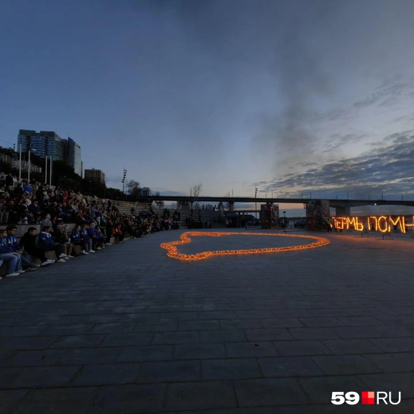 В этом году свечи памяти на набережной Камы в Перми выложили в форме лысьвенской каски с красной звездой | Источник: Василина Любимова / 59.RU
