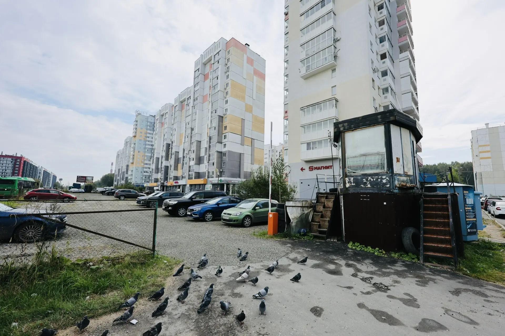 «Как хутора в степи». Почему в Челябинске не работает дизайн-код, принятый для автостоянок
