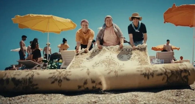 Чтобы вывезти Умута на море, до которого в Анталье рукой подать, героям фильма приходится преодолеть кучу трудностей. Очень жизненный эпизод | Источник: кадр из фильма Bi Umut (6+), реж. Гёкхан Ары, 2025 год