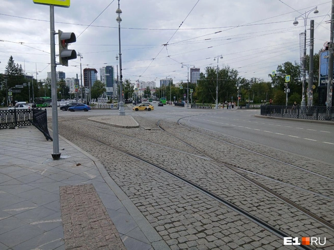 Вам нравится брусчатка на городских перекрестках? | Источник: Роман Марьяненко / E1.RU