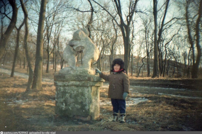 Фото слева: 1994 год. Сейчас там удобные дорожки, озеро и кафе | Источник: viki-vlad / pastvu.com