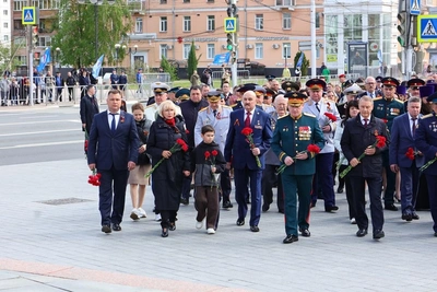Рязань в День Победы возложила цветы к Вечному огню и памятнику Полетаеву