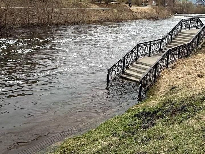 Под воду ушли скамейки | Источник: телеграм-канал «Квартал миллионеров»