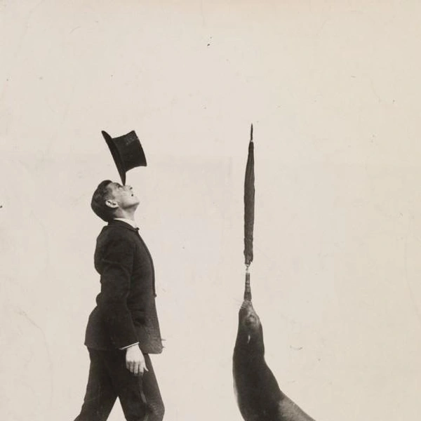 Неизвестный автор. Дрессировщик Палермо и морской лев. 1928. Желатиносеребряный отпечаток.  | Источник: пресс-служба Росфото