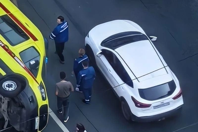 В центре Екатеринбурга перевернулся реанимобиль