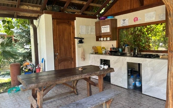 «Мы в этом году „доширачники“»: как на самом деле отдыхают самые экономные россияне в Абхазии