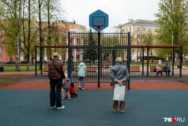 Горожане гуляют по площадке для стритбола | Источник: Александр Куренной / 76.RU