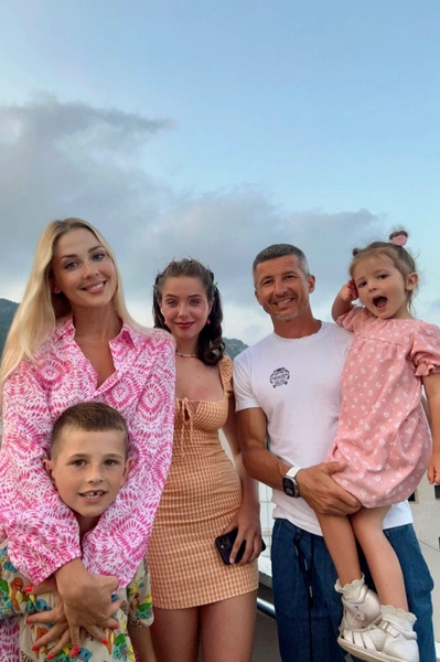 Евгений Алдонин с женой Ольгой и детьми | Источник: Соцсети