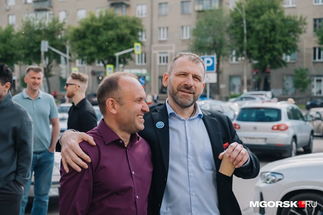 Рыбаков охотно фотографировался с магнитогорцами | Источник: Даниил Пономаренко / MGORSK.RU