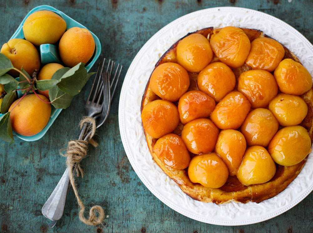 Рецепт недели: пирог с абрикосами и лимонной глазурью | marieclaire.ru