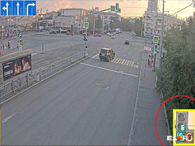 На этом кадре видно, что Lexus едет по левой крайней полосе, на зеленый сигнал светофора (но уже отчетливо смещается вправо) | Источник: ГАИ Свердловской области