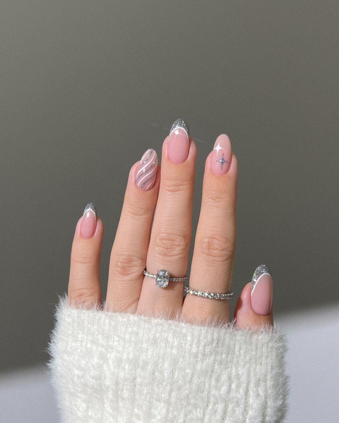 Новогодний френч: 10 самых красивых дизайнов ногтей с бантами, блестками и снежинками