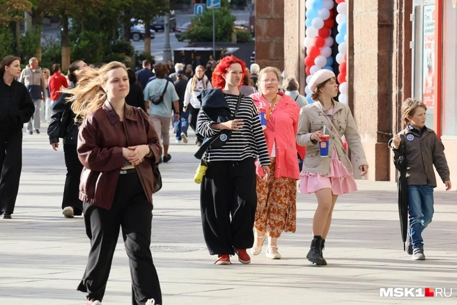 Погода стала более приятной, поэтому москвичи вышли на прогулку | Источник: Артем Устюжанин / MSK1.RU