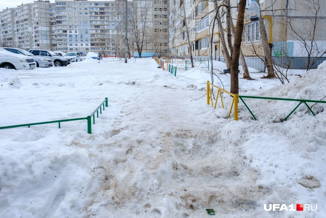 Уровень снега можно измерить по заборчику  | Источник: UFA1.RU / Булат Салихов