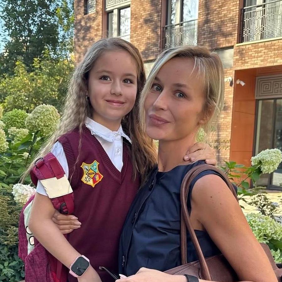 Полина Гагарина объяснила, почему долго скрывала дочь: «Если бы написали, что она не такая, я бы стояла с автоматом»