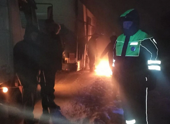 В Рязанской области гаишники помогли водителям и пассажирам сломавшегося автобуса | ya62.ru