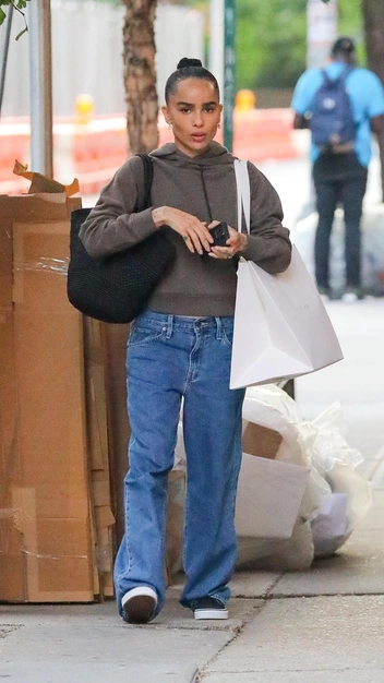 Зои Кравиц носит самые модные джинсы — они будут в тренде в 2025 году | marieclaire.ru