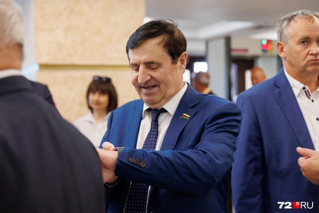 Депутат Тюменской областной думы и бизнесмен Владимир Майер что-то смотрит на своих часах  | Источник: Ирина Шарова / 72.RU