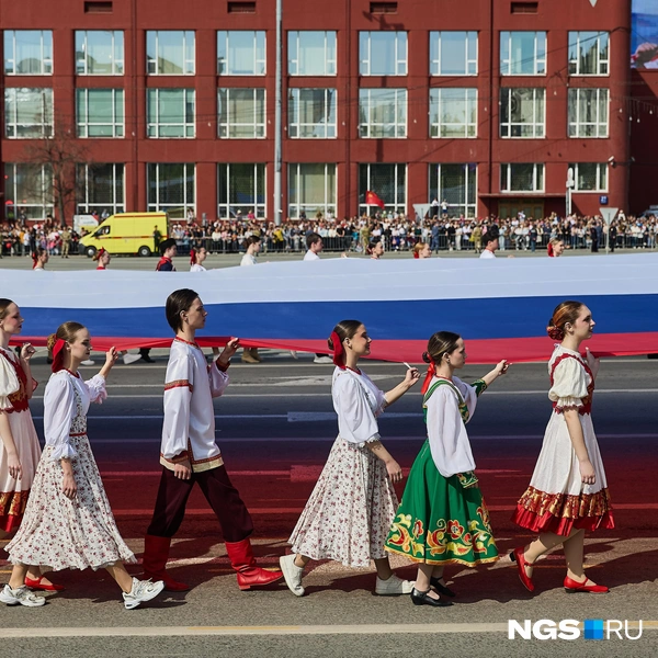 Флаг Российской Федерации пронесли в народных костюмах | Источник: Александр Ощепков / NGS.RU