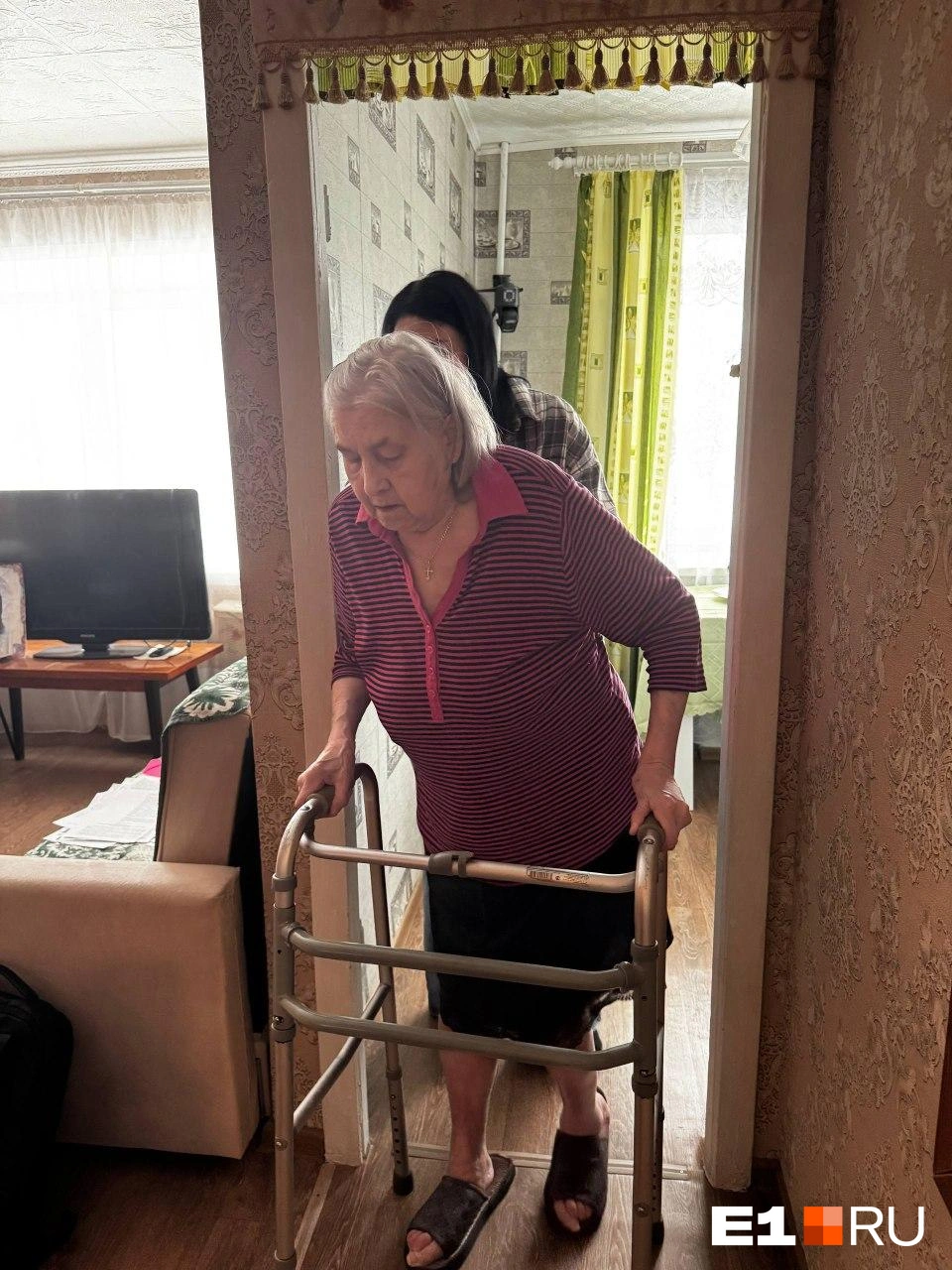После травмы пенсионерка лежала в хосписе и уже дома начала заново учиться ходьбе | Источник: Елена Панкратьева / E1.RU