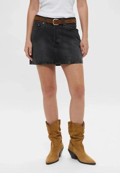 Правильные джинсы и кокетливое мини: 5 главных трендов денима 2026