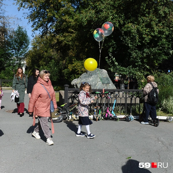 В парке Горького сегодня было людно, хоть и не так много пермяков, как в выходные | Источник: Ирина Тропина / 59.RU