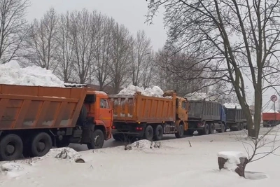 Truck queue narrows Zolnaya Street