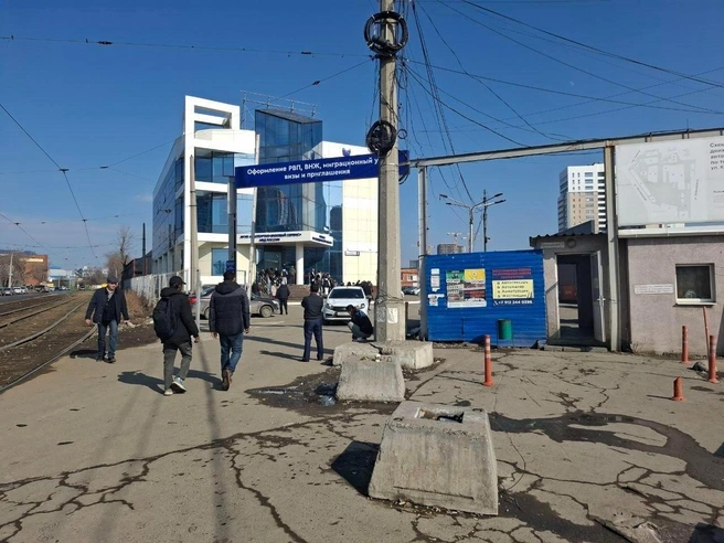 Здание с панорамным остеклением на Кислородной улице — именно здесь можно поставить печать за деньги. | Источник: Елена Аносова / E1.RU