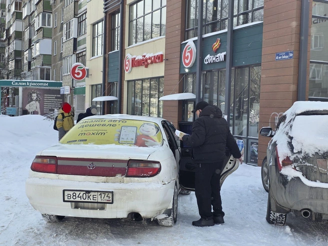 Улица 40-летия Победы, 38г. «На замечания водителю Toyota Carina о парковке на тротуаре возле магазина последовал ответ: „Тебе больше всех надо? Здесь все так паркуются, что ты хочешь?“»&nbsp;— рассказал наш читатель | Источник: читатель 74.RU