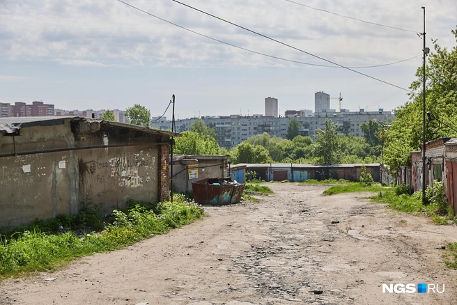 Дорогами в кооперативах явно никто не занимается, автомобилистам приходится петлять по разрушенным проездам | Источник: Александр Ощепков / NGS.RU